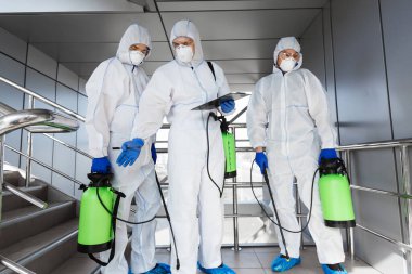 Virologlar dezenfektan spreyiyle profesyonel temizlik yapıyorlar.
