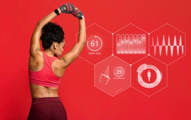 Afrikalı Amerikalı kadınlar spor için gelir. Smartwatch vücut parametrelerini gösteriyor