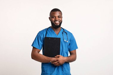 Beyazlar üzerinde hafıza kaybı olan pozitif genç siyahi doktor.