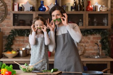 Eğlenceyle İzolasyon. Mutlu Baba ve Küçük Kız Mutfakta Kandırılıyor