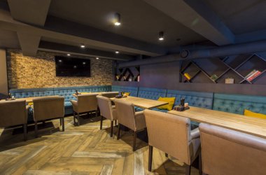 Lokantada veya kafeteryada yumuşak mobilyaları olan bir oda.