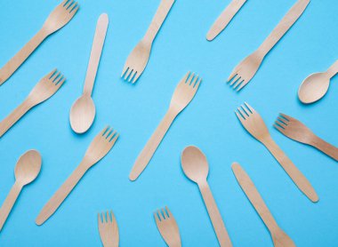 Yeniden kullanılabilir konsept. Tahta kaşıklar ve çatallar