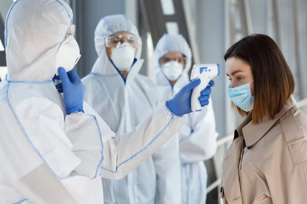 Medisch personeel organiseert controlepunt voor het meten van temperatuur — Stockfoto