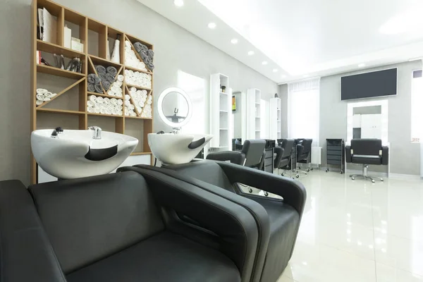 Equipamiento en salón luminoso de peluquería — Foto de Stock