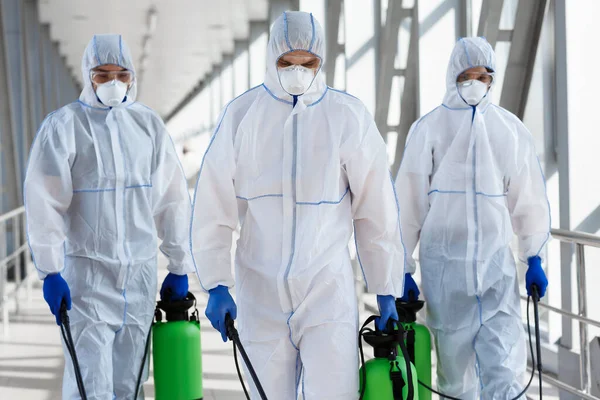 Trabajadores médicos haciendo desinfección de lugares públicos — Foto de Stock