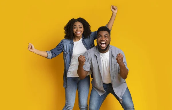 Retrato de eufórico jovem casal negro emocionalmente comemorando o sucesso — Fotografia de Stock