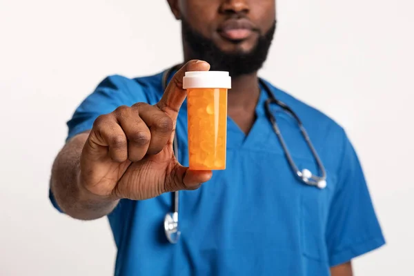 Thérapeute homme noir recommandant des pilules, gros plan — Photo
