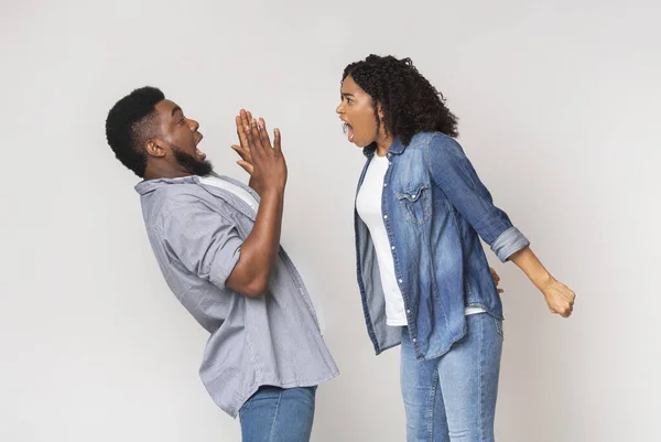 Concepto PMS. Loca mujer afroamericana gritándole a su novio asustado —  Fotos de Stock