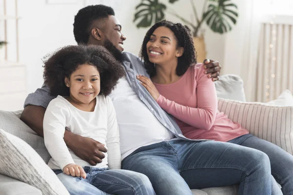 Schattig klein Afrikaans Amerikaans meisje ontspannen thuis met haar ouders — Stockfoto