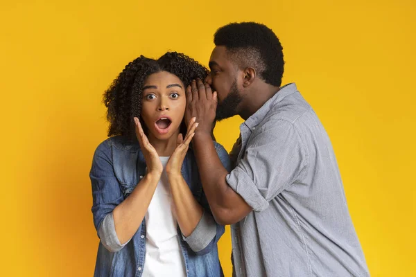 Hot Gossip. Black Guy Sharing Secret With His Shocked Girlfriend — Stock Photo, Image