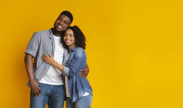 Retrato de feliz pareja negra de amantes abrazándose —  Fotos de Stock