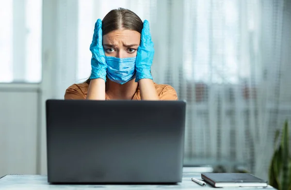 Vrouw in quarantaine draagt masker en handschoenen kijkend naar nieuws — Stockfoto