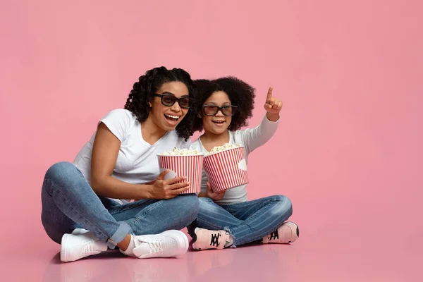 Cheerful African Mom And Daughter In 3d Glasses With Popcorn Buckets
