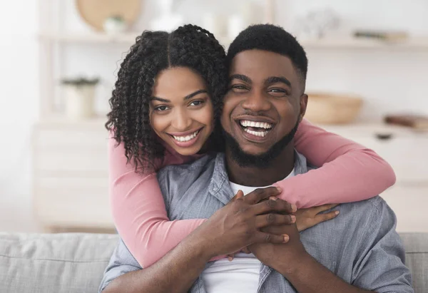 Αγαπάω το ζευγάρι Αφροαμερικανών που αγκαλιάζονται στο σπίτι και κοιτάζουν την κάμερα — Φωτογραφία Αρχείου