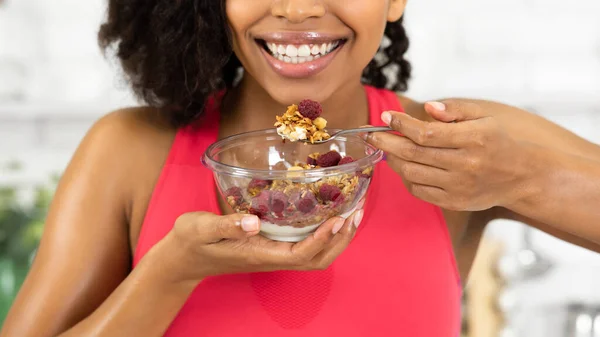 Menina negra comer lanche com iogurte na tigela — Fotografia de Stock