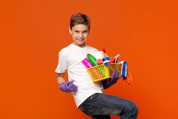 Lastik eldivenli genç çocuk deterjanla evet diyor. — Stok fotoğraf