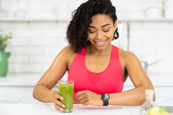 Fit Black Girl trinkt köstlichen Detox Smoothie — Stockfoto