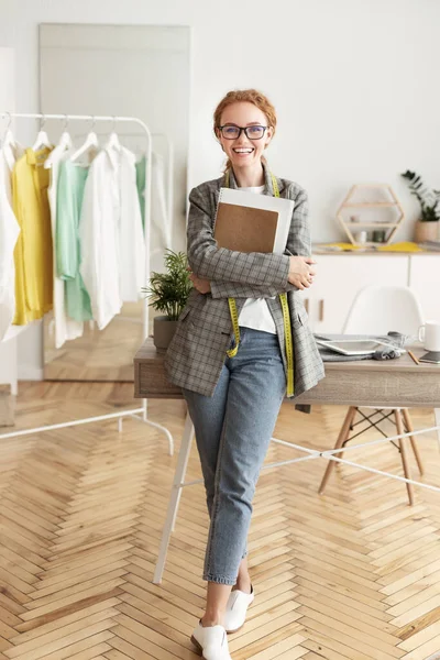 Joven diseñadora de ropa en su propio showroom de moda — Foto de Stock