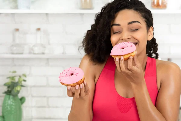 Mutlu İnce Afro Kız İki Donut Yiyiyor — Stok fotoğraf