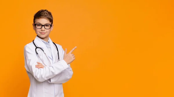 Tonårsläkare pekar bort på fritt utrymme för text — Stockfoto