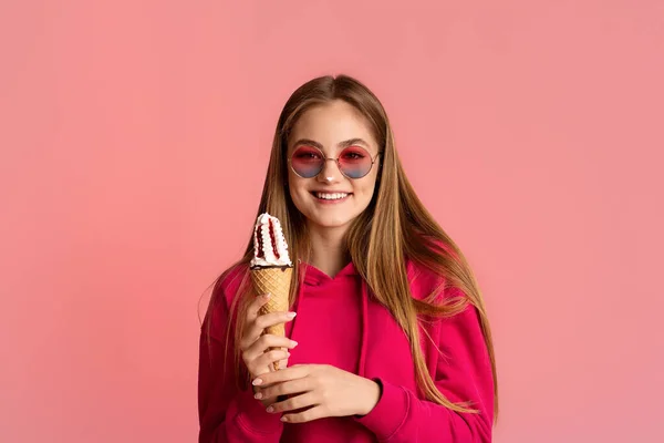 Chica en vasos redondos con la nariz untada en helado — Foto de Stock