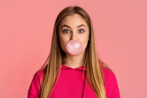 Burbuja de chicle. Chica sobre fondo rosa — Foto de Stock