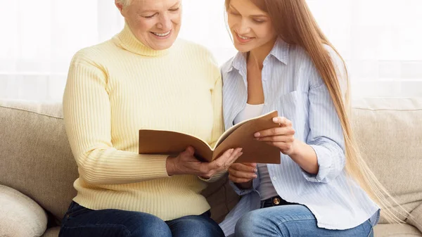 Sto cercando un album fotografico. Madre mostrando figlia le sue foto — Foto Stock