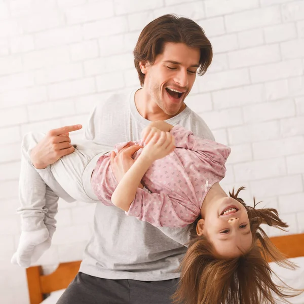 Portrait de père et fille joyeux jouant dans la chambre — Photo