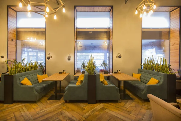 现代风格的餐厅，内饰浅色，有绿色沙发 — 图库照片