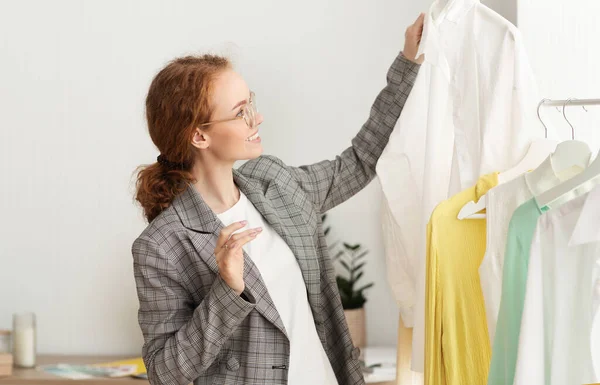 Millennial chica compras comprar nuevo ropa en showroom — Foto de Stock