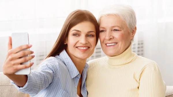 Selfie with mom. Daughter taking photo with mother — Stock Photo, Image