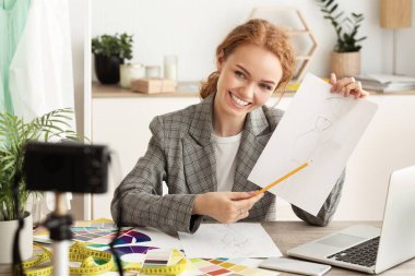 Fabrika terzi atölyesinde mutlu tasarımcı vlog kaydı