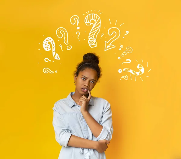 Verwirrte nachdenkliche junge afrikanisch-amerikanische Teenagerin mit Fragezeichen — Stockfoto