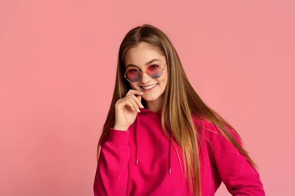 Sonriendo linda adolescente con gafas redondas — Foto de Stock