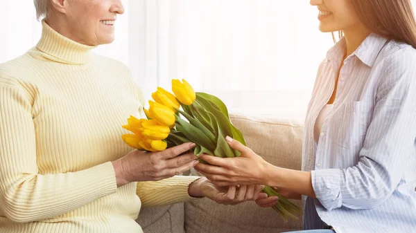 Buquê de tulipas. Filha dando flores à mãe — Fotografia de Stock