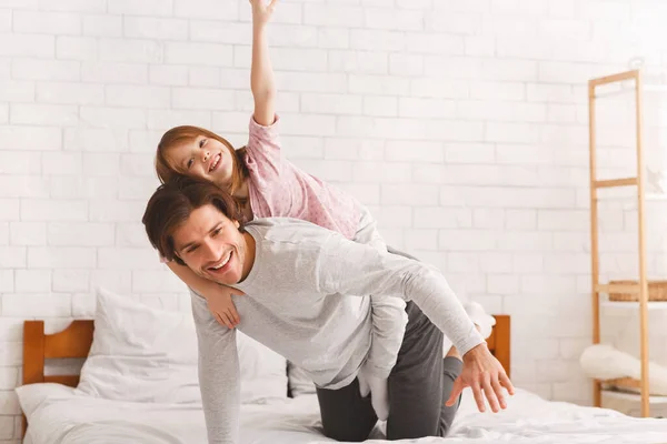 Niña preescolar jugando con su padre en casa —  Fotos de Stock