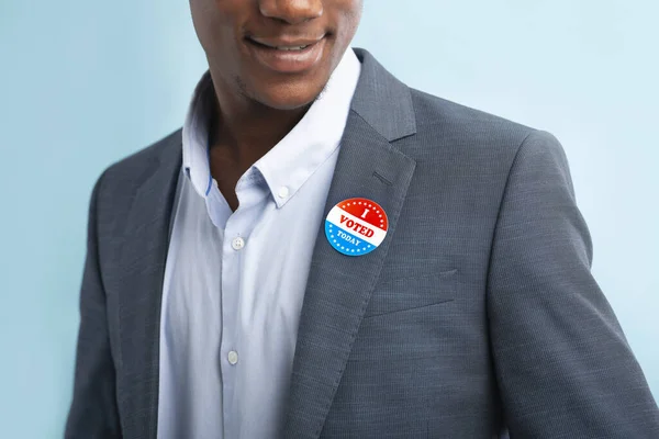 L'homme met le bouton Vote pour l'élection présidentielle 2020 — Photo
