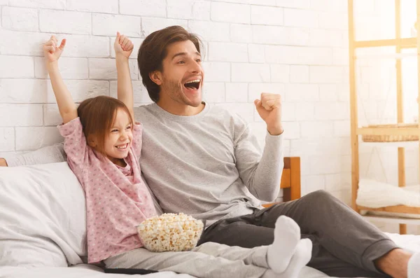 Padre e hija viendo fútbol en la televisión — Foto de Stock