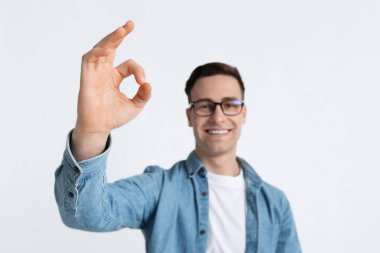 Gülümseyen yakışıklı geliyor. Tamam, kapat.