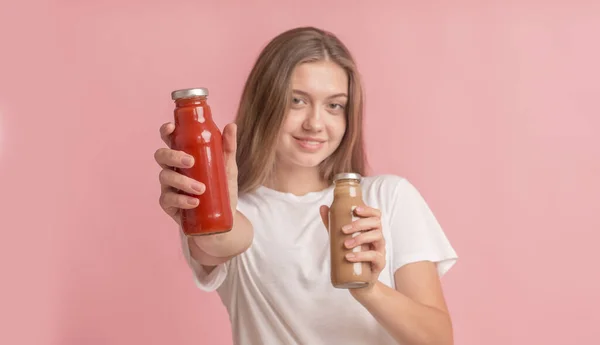 Pembe arka planda iki detoks smoothie tutan genç kız. — Stok fotoğraf