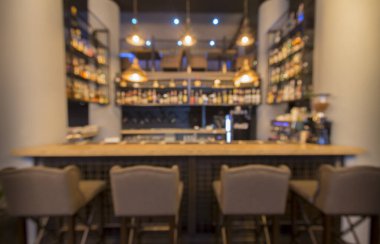 Modern kafenin içinde soyut bulanık bar tezgahı