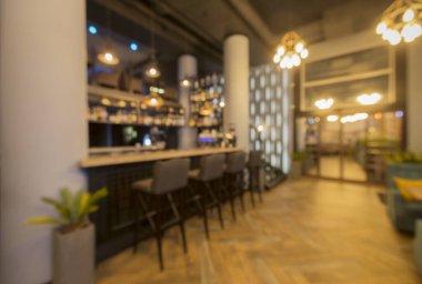Şehir restoranının ya da kafenin bulanık, aydınlık, modern iç mekanı