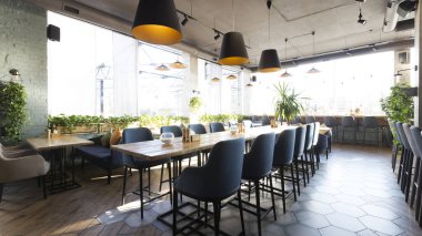 Coronavirüs salgını sırasında içi boş restoran, insan yok.
