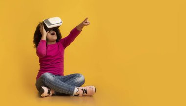VR kulaklık takan, Sanal Gerçekliği Yaşayan Küçük Afro Kız