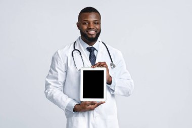 Pozitif siyah doktor sağlık için online başvuru öneriyor