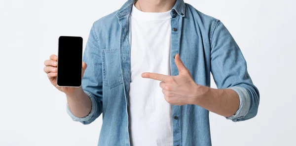 Manliga finger pekar på smartphone tom skärm — Stockfoto