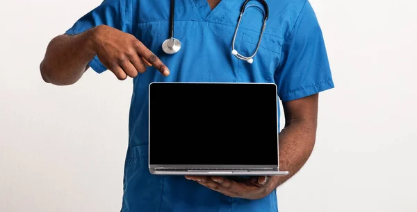 Zbliżenie pusty ekran laptopa w czarnych rękach lekarza — Zdjęcie stockowe
