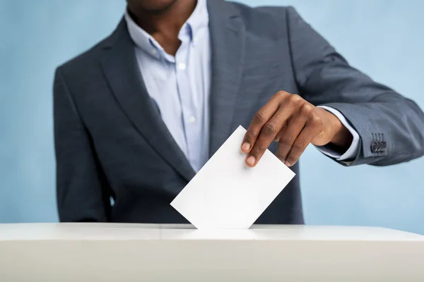 Afroamerikanischer Geschäftsmann zieht Entscheidung auf Papier in Stimmzettel — Stockfoto