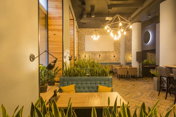 Moderno interno leggero di ristorante urbano o caffè con posti da pranzo — Foto Stock