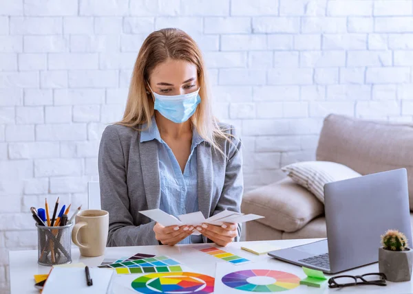 Woman works with laptop and color swatch — Stock Photo, Image